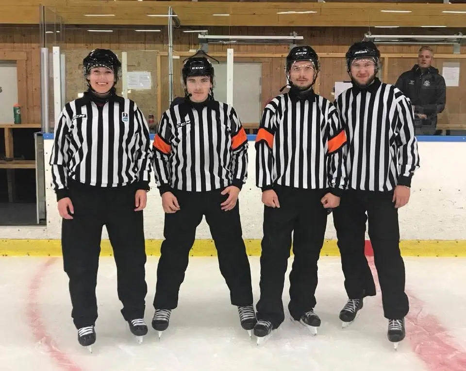 Ishockeydomare tillsammans på isen